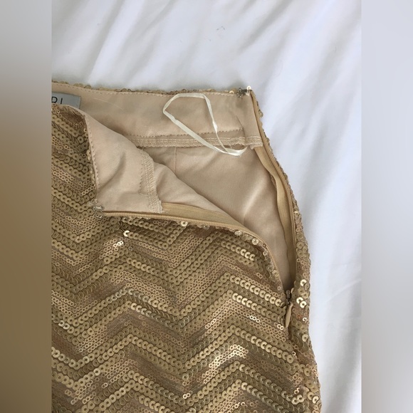 Gorgeous EUC Tobi fully sequined soft gold fully lined miniskirt. - Picture 4 of 7